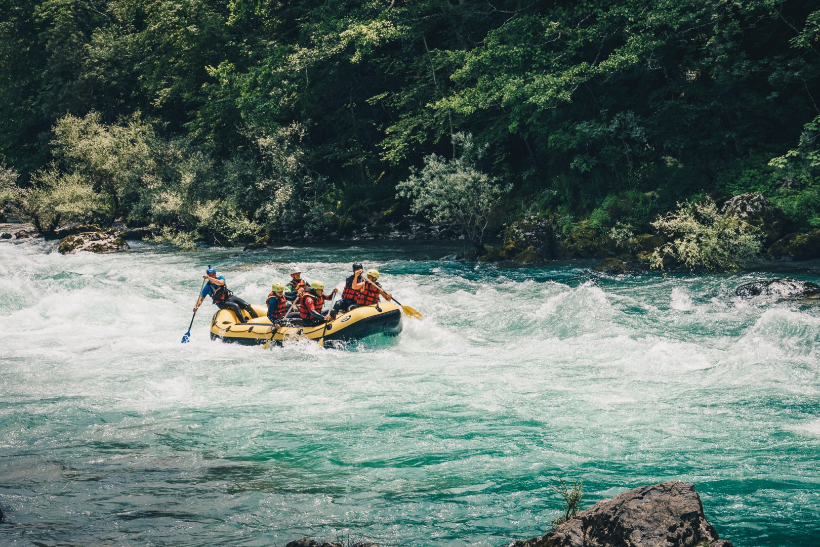 Rafting čamac u kanjonu Tare tokom ljetne sezone
